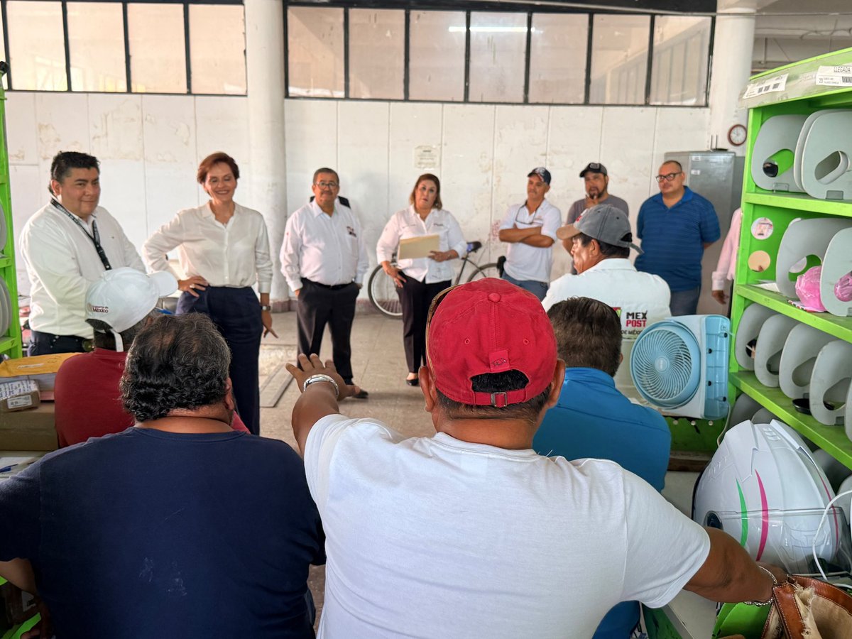violeta_abreu's tweet photo. ¡Estamos en #Matamoros para dialogar con nuestras compañeras y compañeros !

Hoy, les entregamos cascos y alforjas. Para seguir brindando un servicio con calidez, tienen que estar bien equipados.🥽

Son el alma de @CorreosdeMexico 💌 https://t.co/91OisffAiz