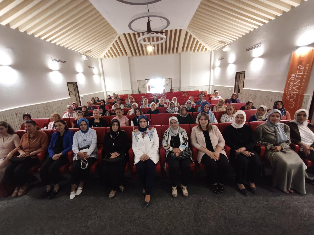 akkadinantep's tweet photo. 📍 Kütüphane Sohbetleri

İl Kadın Kolları Başkanımız Sayın Av. Dilan Ensari Şahin'in moderatörlüğünde, Doç. Dr. Nesibe Kantar'ın sunumuyla gerçekleştirilen "Dijitalleşen Dünyada Aile ve Etik Sorunlara Çözüm Arayışları" konulu programa; Şehitkamil İlçe Kadın Kolları Başkanımız Sayın Yasemin Karaca Ersöz, Oğuzeli İlçe Kadın Kolları Başkanımız Sayın Mukaddes Katrancı ve Kadın Kolları teşkilatımızın katılımıyla iştirak ettik.

Dijitalleşmenin aile yapısı ve toplumsal değerler üzerindeki etkilerini değerlendirerek, etik sorunlara yönelik çözüm önerileri üzerine verimli bir istişare gerçekleştirdik.

Katkı sunan kıymetli hocamıza ve programa katılım sağlayan tüm teşkilat mensuplarımıza teşekkür ediyoruz.

@tugbaisikercan 
@MujdeKotil 
@avdilanensari 
@AKKADINGM
