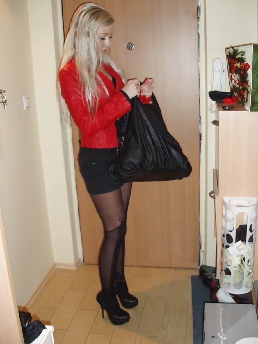 Davidjames8691's tweet photo. Une nouvelle journée de travail mais les collègues de cette jeune femme devraient apprécier cette tenue parfaite avec goût et classe et toujours ce joli #pantyhose de couleur noir https://t.co/7EAOV937L3