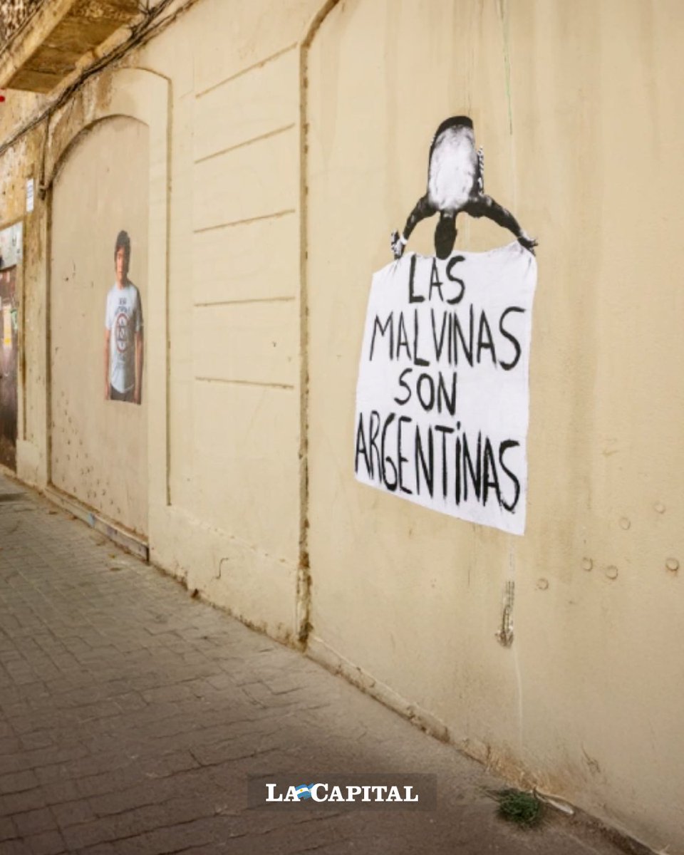 lacapital's tweet photo. "LAS MALVINAS SON ARGENTINAS" EN ESPAÑA🎨

El emotivo mural de Lo Celso y las Malvinas que plasmó el artista argentino Oaky en Barcelona 🇦🇷🇪🇸