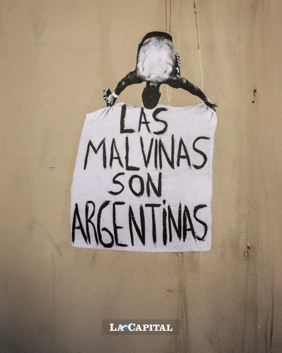 lacapital's tweet photo. "LAS MALVINAS SON ARGENTINAS" EN ESPAÑA🎨

El emotivo mural de Lo Celso y las Malvinas que plasmó el artista argentino Oaky en Barcelona 🇦🇷🇪🇸