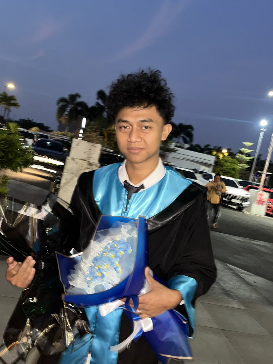 BlakcCapy's tweet photo. agy wisuda https://t.co/em6aR28UHU