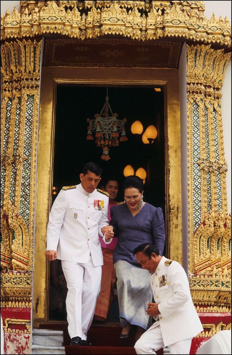 ThonSoYa's tweet photo. On His Majesty King Maha Vajiralongkorn’s Birthday. This historic image of His Majesty supporting the Queen Mother deeply reflects filial piety and love. My gratitude for my homeland remains unchanged. Long Live the King. A Thai-Baha'i &amp; family of Wongsopa #ทรงพระเจริญ https://t.co/yrzXP3H71i