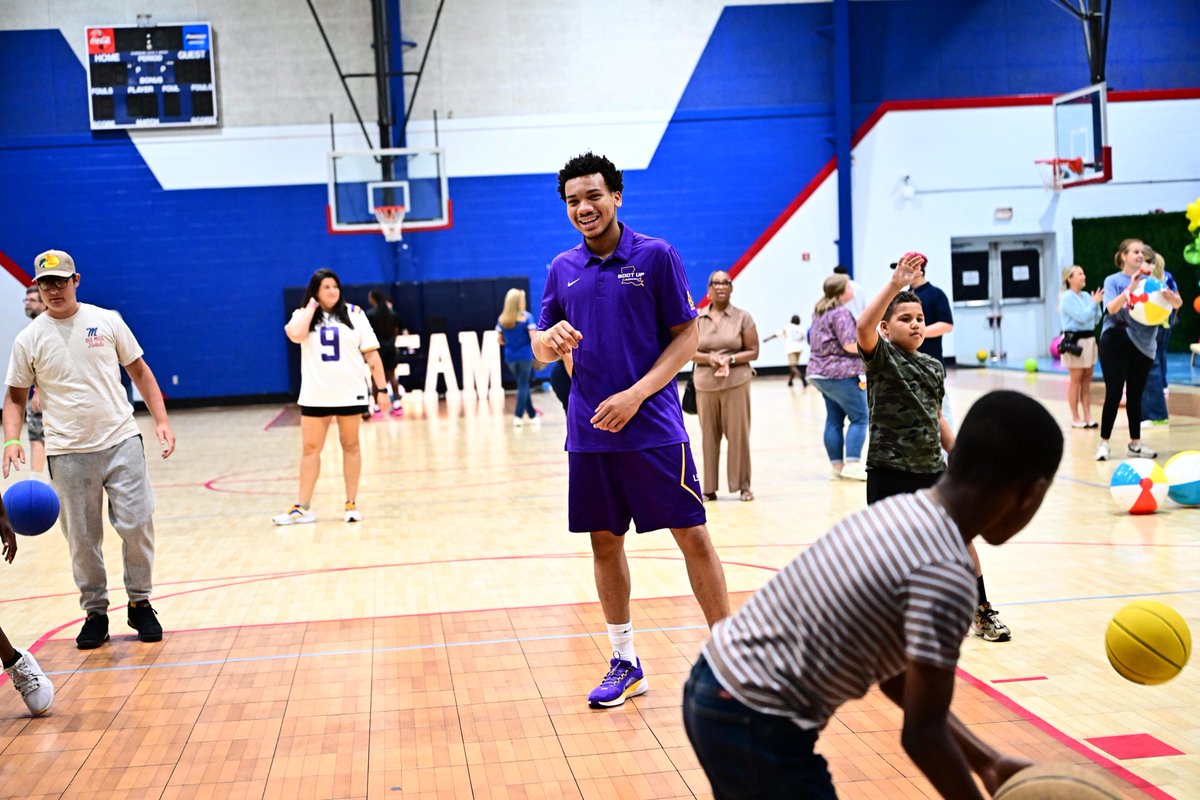 HSchroyer's tweet photo. Appreciate the LSU MBB guys being a part of the Big Dreams, Bright Futures event today in Baker LA!  This special event is hosted by the Louisiana Department of Children and Family Services. 
#Geauxtigers https://t.co/NKVDHJe7dI