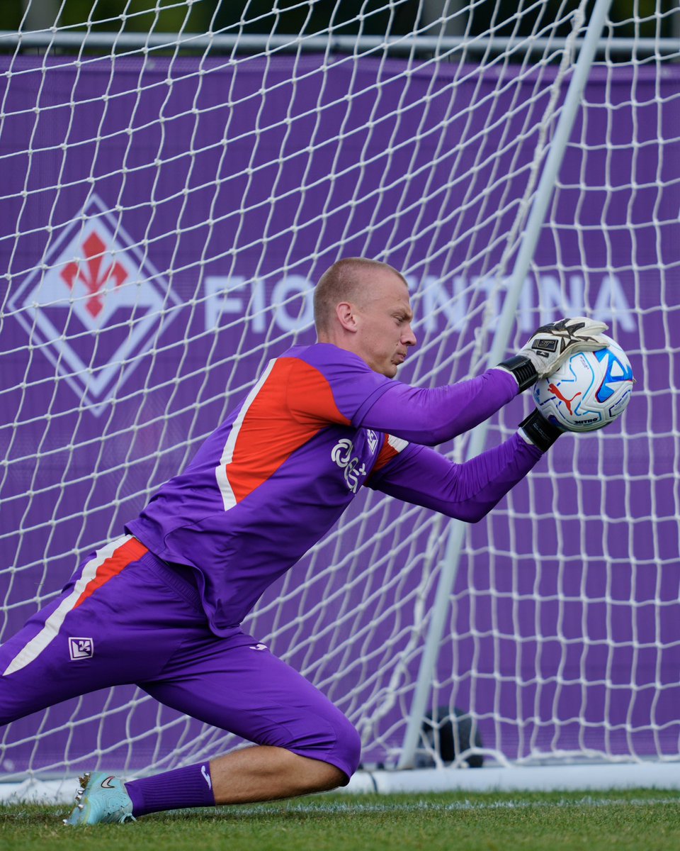 ACFFiorentinaEN's tweet photo. Every save starts here 🧤💜⚜️ https://t.co/ZtaiKr5Bpv