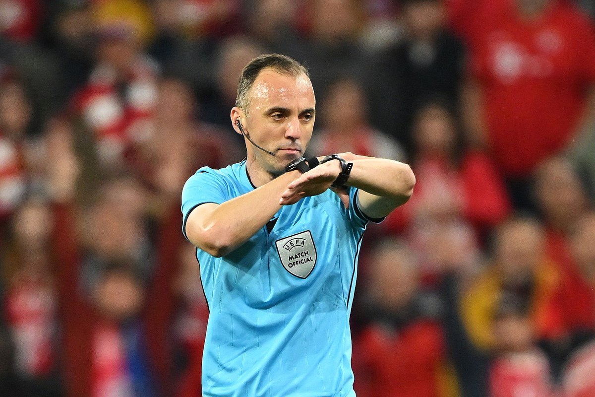1ternallyrich's tweet photo. 🚨BREAKING: A brief call to FIFA President Gianni Infantino was made on referee Joao Pinheiro’s in-ear mobile device during Argentina vs Switzerland 

This was his last call moments before he handed Embolo a red card for simulation https://t.co/1WhY9D2pL8