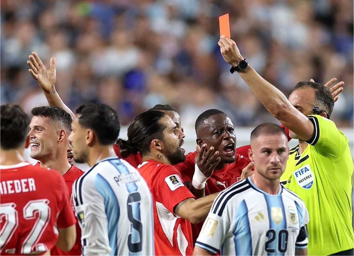 SportJ's tweet photo. 🚨🚨🚨🚨🚨🚨🚨 رسميًا !

مجلس الاتحاد الدولي لكرة القدم يعترف بوجود خطأ في تطبيق بروتوكول الفار في مباراة #الارجنتين_سويسرا في ربع نهائي كأس العالم وطرد بريل إيمبولو غير صحيح، العودة للفار تكون لتصحيح هوية اللاعب الذي تلقى إنذار وليس لإلغاء أو ترقية عقوبة تأديبية https://t.co/K6FkdQazCa