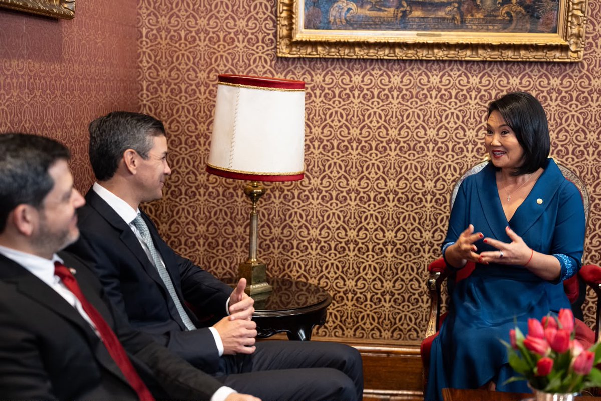 SantiPenap's tweet photo. Acompañando la asunción de la presidenta @KeikoFujimori, afianzamos lazos estratégicos para atraer más inversiones y oportunidades de desarrollo a nuestro país. Mantuvimos un encuentro bilateral clave para fortalecer la diplomacia presidencial y abordar una agenda de seguridad prioritaria junto al Ministerio del Interior. Además, proyectamos profundizar el Acuerdo de Complementación Económica N° 58 (ALADI) y avanzamos en la articulación logística a través de los puertos de Ilo y Matarani, potenciando nuestro comercio exterior mediante el Corredor Bioceánico.