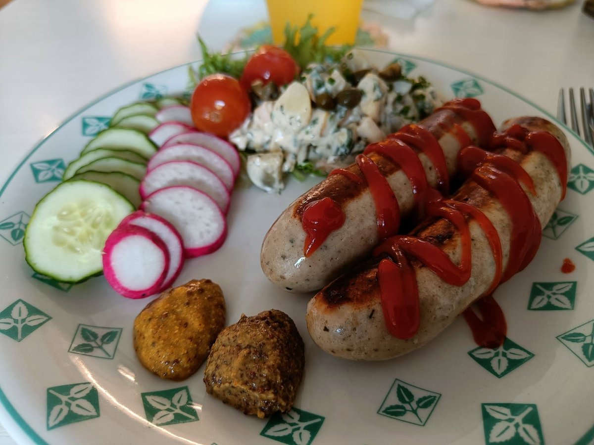 HilpoJuhana's tweet photo. Lunch
Bratwurst with potato salad
- frisée, cucumber, and pickled cherry tomatoes
- Bohemia beer mustard
- German fermented mustard
1/2
#bratwurst #mustard #beermustard #fermentation #potatosalad #germancuisine #handmade #homecooking https://t.co/9lHELaw0ye