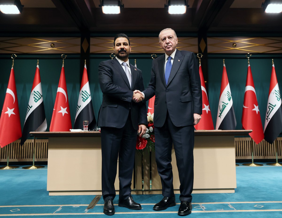 RTErdogan's tweet photo. Irak Başbakanı, değerli kardeşim Sayın Ali Zeydi ve heyetiyle bugün Ankara’da bir araya geldik, ilişkilerimizi kardeşlik zemininde daha da ileri taşıyacak belgelere imza attık. 🇹🇷🇮🇶
 
Biz geçmişten bu yana Irak’ın huzur ve istikrarını ülkemizin durumundan ayrı tutmadık, tutmayız.

Bölgemizin artık savaş, terör ve çatışmayla değil, kalkınma, refah, huzur ve istikrarla anılması için çaba gösteriyoruz.
 
Terörsüz Türkiye sürecimizin ve Terörsüz Bölge vizyonumuzun gerçeğe dönüşmesi için Iraklı kardeşlerimizle yakın diyalog halindeyiz.
 
İnşallah her iki ülkeye de ağır bedeller ödeten bu meseleyi kalıcı olarak gündemimizden çıkartacağız.
 
Öte yandan Irak’ın ihtiyaç duyduğu savunma sanayisi ürünlerinin tedariki noktasında da üzerimize düşeni yapmaya hazırız.

Bu savaş ortamı bizleri sadece savunma konusunda değil, enerji ve ulaştırma alanlarında da iş birliğimizi derinleştirmeye sevk ediyor.

Körfez bölgesinin dünyayla bağlantısının Irak üzerinden sağlanmasını esas alan Kalkınma Yolu Projesi’nin mevcut gelişmeler karşısında her zamankinden daha önemli hale geldiğini görüyoruz.
 
İş birliğimizin bir diğer önemli başlığı enerjidir.
 
BP’nin operatörlüğünü yürüttüğü Kerkük üretim sahasında Türkiye Petrolleri’ne ortaklık verilmiştir.
 
Bugün imzalanan anlaşma, enerji alanındaki ortaklık açısından tarihî bir adım olmuştur.
 
İklim değişikliğinden etkilenen iki komşu ülke olarak suyun sürdürülebilir kullanımına yönelik iş birliğimizin ilerletilmesi yönündeki irademiz tamdır.
 
Irak’la geçtiğimiz yıl 17 milyar dolara yaklaşan ticaret hacmimizi çok daha ileri seviyelere taşımak istiyoruz.
 
Sayın Zeydi’ye ziyaretleri için teşekkür ediyor, istişarelerimizin ve aldığımız kararların hayırlara vesile olmasını diliyorum.