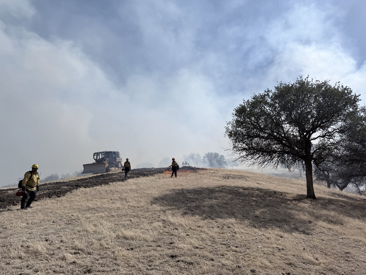 kerncountyfire's tweet photo. #FishFire #IncidentUpdate #AMupdate
AM Update 7/28/26
📍CALIENTE, Calif.
3500 acres
15% contained
Kern County firefighters worked diligently through the night and continue making steady progress on the fire this morning. Today, crews are strengthening containment lines and mopping up remaining hotspots where needed.
⚠️ The following zones remain under an Evacuation WARNING: KRN-100 and KRN-455.
Please click the link for map and zone specific info.
Genasys Protect Link: https://t.co/nMPHaheFPk