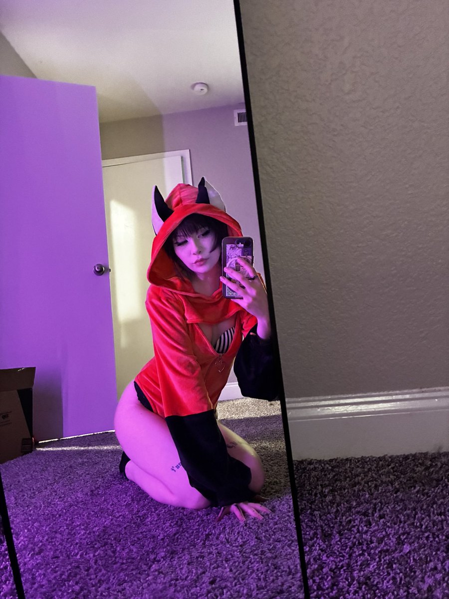 zombifiedbabe's tweet photo. Alexa, play Foxey Lady by Jimi Hendrix 🦊 https://t.co/Ga06LalZXE