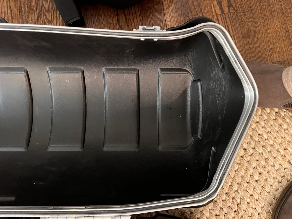 WilliesWinners's tweet photo. @Delta remember that time you broke my hard shell golf case and driver while it was in your care? After submitting all paperwork, pictures, filing claims and receipts you felt it was only worth $300. Still waiting for a fair resolution! https://t.co/px5RxQumuC