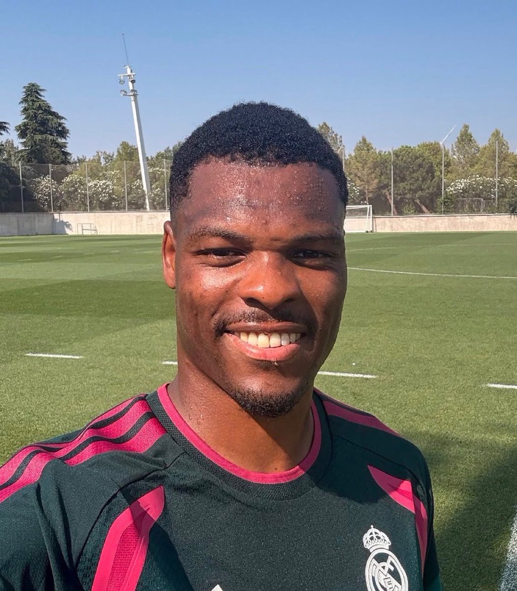 AliceBakur6's tweet photo. 🗣️ DENZEL DUMFRIES : « C’est un HONNEUR d’être ici, les installations sont très grandes et on peut s’y perdre très rapidement.

Je suis très fier de faire partie de ce club. Apprendre l'espagnol va être super !

Nous allons vous rendre fier. https://t.co/CH7OGOpII2