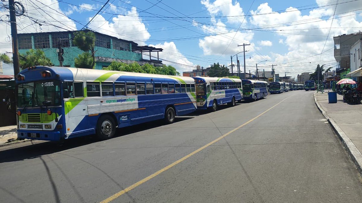 vichoguate's tweet photo. AHORA:

Suspendido el servicio de autobuses en Mixco. https://t.co/465J5YkcaC