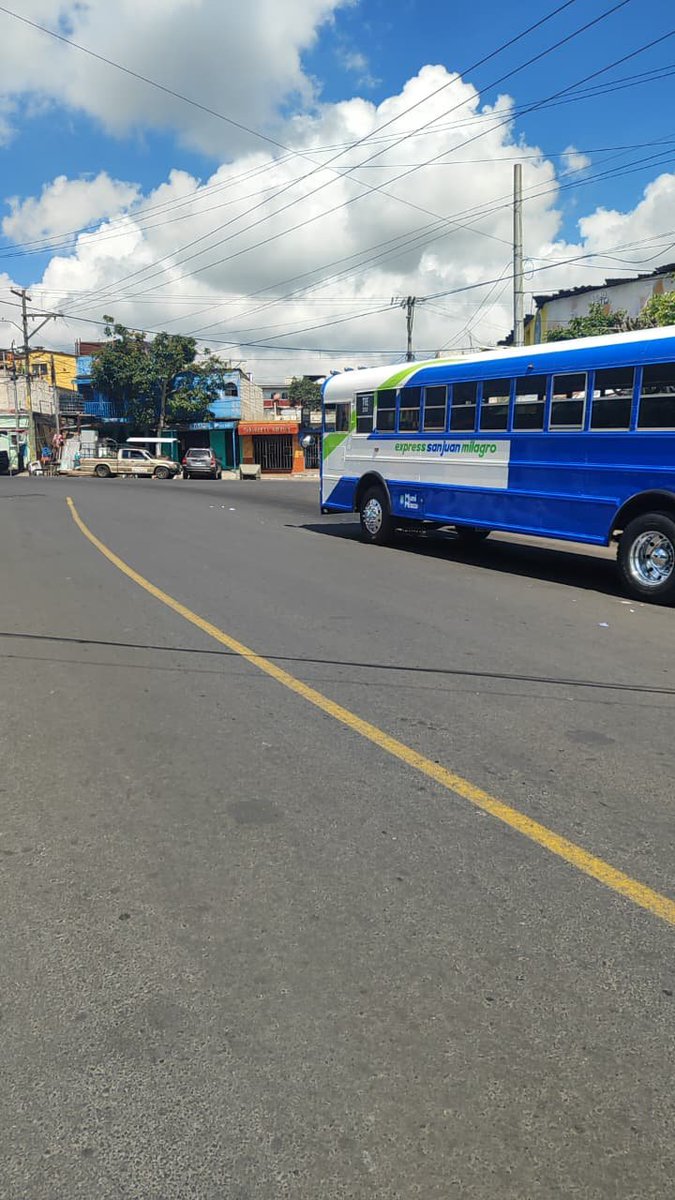 vichoguate's tweet photo. AHORA:

Suspendido el servicio de autobuses en Mixco. https://t.co/465J5YkcaC