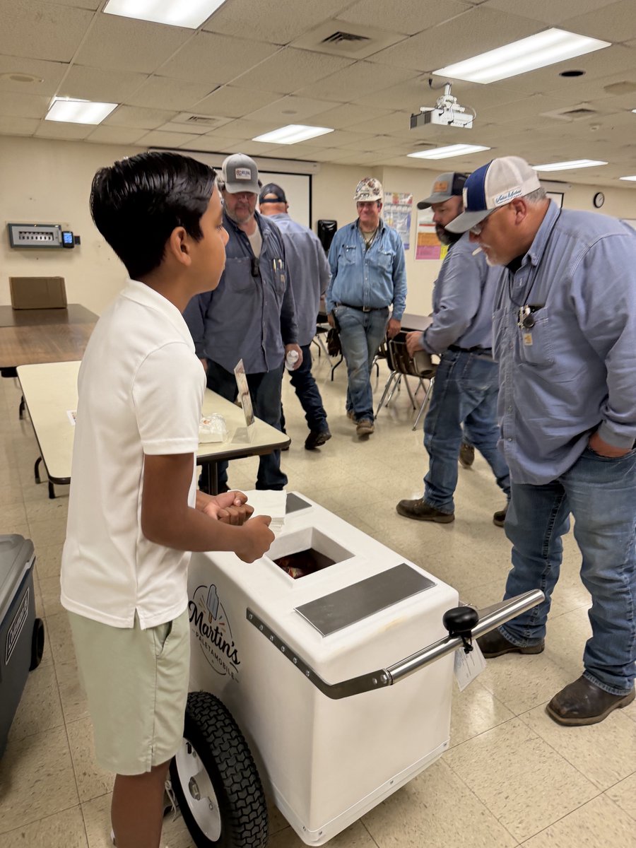 cpsenergy's tweet photo. Paletas always power us up! 😋🍦

Martin is a young entrepreneur who’s interested in the energy field. When he offered to come by and trade some paletas for industry insights, our power generation team was happy to oblige!

Thanks again for keeping our team refreshed, Martin, and keep up the great work!