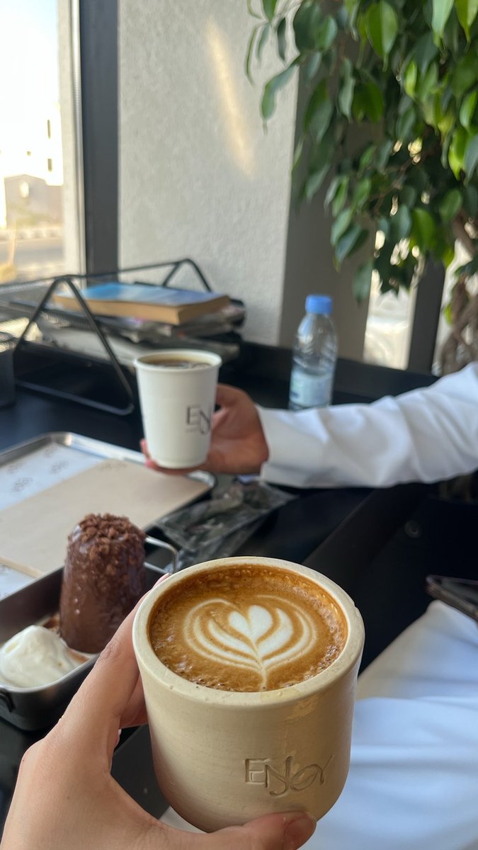 re52_r's tweet photo. لذة القهوة تُعاش ثلاث مرات ؛
مرة في شربها ، ومرة في رفقة من نحب 
ومرة في تصويرها ❤️ ." https://t.co/uoi9FUOnYE