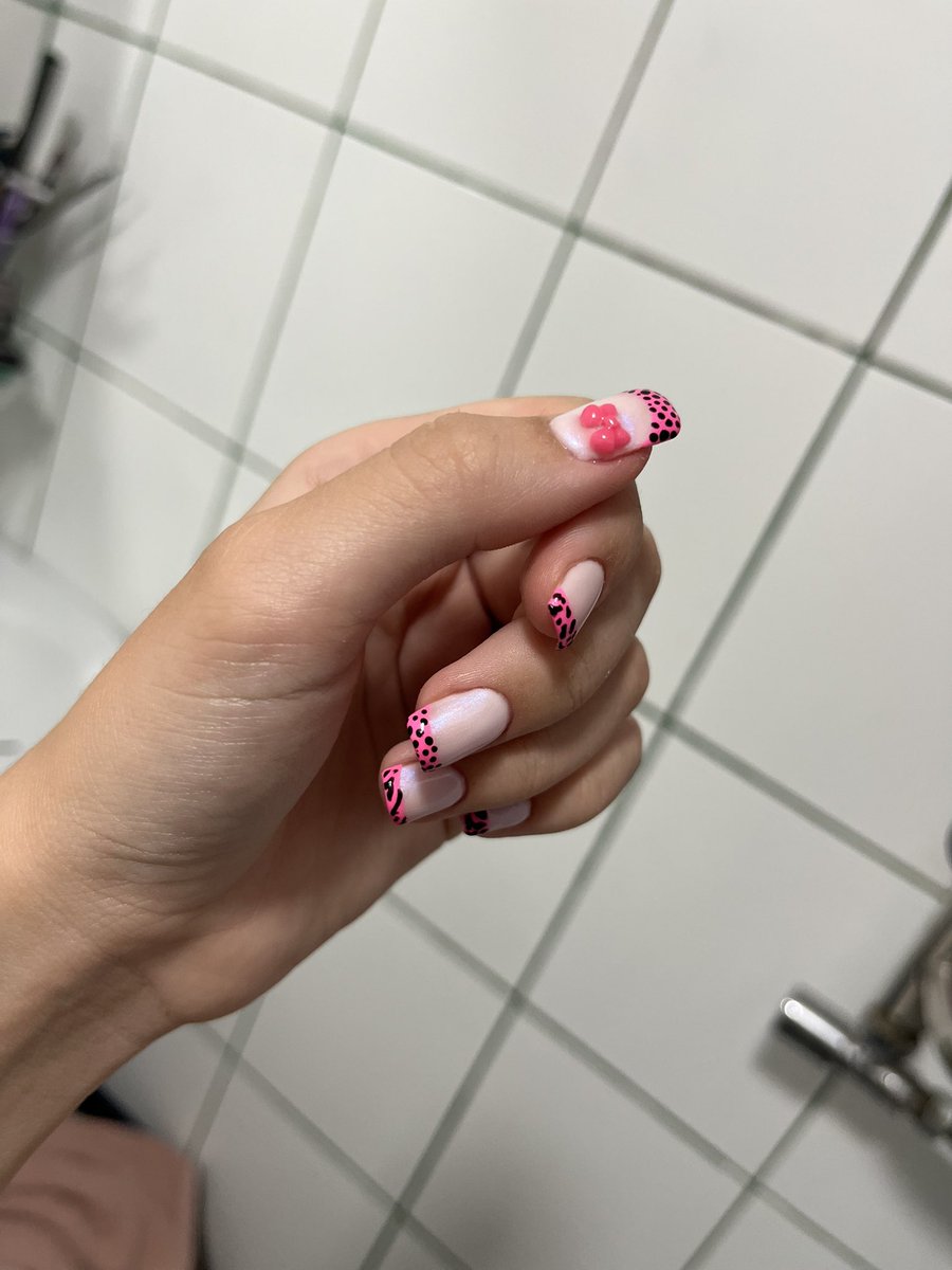 yaqrrqi's tweet photo. new nails💗🤍🖤 https://t.co/yWat0pbNNF