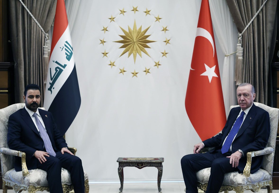 avabdullahguler's tweet photo. Cumhurbaşkanımız Sn.@RTErdogan;

Irak Başbakanı, değerli kardeşim Sayın Ali Zeydi ve heyetiyle bugün Ankara’da bir araya geldik, ilişkilerimizi kardeşlik zemininde daha da ileri taşıyacak belgelere imza attık. 🇹🇷🇮🇶
 
Biz geçmişten bu yana Irak’ın huzur ve istikrarını ülkemizin durumundan ayrı tutmadık, tutmayız.

Bölgemizin artık savaş, terör ve çatışmayla değil, kalkınma, refah, huzur ve istikrarla anılması için çaba gösteriyoruz.
 
Terörsüz Türkiye sürecimizin ve Terörsüz Bölge vizyonumuzun gerçeğe dönüşmesi için Iraklı kardeşlerimizle yakın diyalog halindeyiz.
 
İnşallah her iki ülkeye de ağır bedeller ödeten bu meseleyi kalıcı olarak gündemimizden çıkartacağız.
 
Öte yandan Irak’ın ihtiyaç duyduğu savunma sanayisi ürünlerinin tedariki noktasında da üzerimize düşeni yapmaya hazırız.

Bu savaş ortamı bizleri sadece savunma konusunda değil, enerji ve ulaştırma alanlarında da iş birliğimizi derinleştirmeye sevk ediyor.

Körfez bölgesinin dünyayla bağlantısının Irak üzerinden sağlanmasını esas alan Kalkınma Yolu Projesi’nin mevcut gelişmeler karşısında her zamankinden daha önemli hale geldiğini görüyoruz.
 
İş birliğimizin bir diğer önemli başlığı enerjidir.
 
BP’nin operatörlüğünü yürüttüğü Kerkük üretim sahasında Türkiye Petrolleri’ne ortaklık verilmiştir.
 
Bugün imzalanan anlaşma, enerji alanındaki ortaklık açısından tarihî bir adım olmuştur.
 
İklim değişikliğinden etkilenen iki komşu ülke olarak suyun sürdürülebilir kullanımına yönelik iş birliğimizin ilerletilmesi yönündeki irademiz tamdır.
 
Irak’la geçtiğimiz yıl 17 milyar dolara yaklaşan ticaret hacmimizi çok daha ileri seviyelere taşımak istiyoruz.
 
Sayın Zeydi’ye ziyaretleri için teşekkür ediyor, istişarelerimizin ve aldığımız kararların hayırlara vesile olmasını diliyorum.