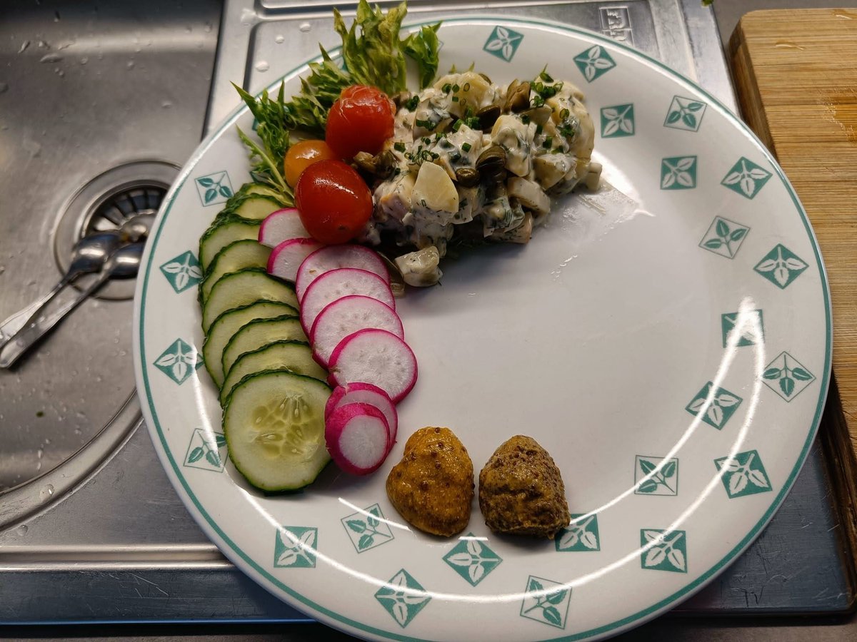 HilpoJuhana's tweet photo. Lunch
Bratwurst with potato salad
- frisée, cucumber, and pickled cherry tomatoes
- Bohemia beer mustard
- German fermented mustard
1/2
#bratwurst #mustard #beermustard #fermentation #potatosalad #germancuisine #handmade #homecooking https://t.co/9lHELaw0ye