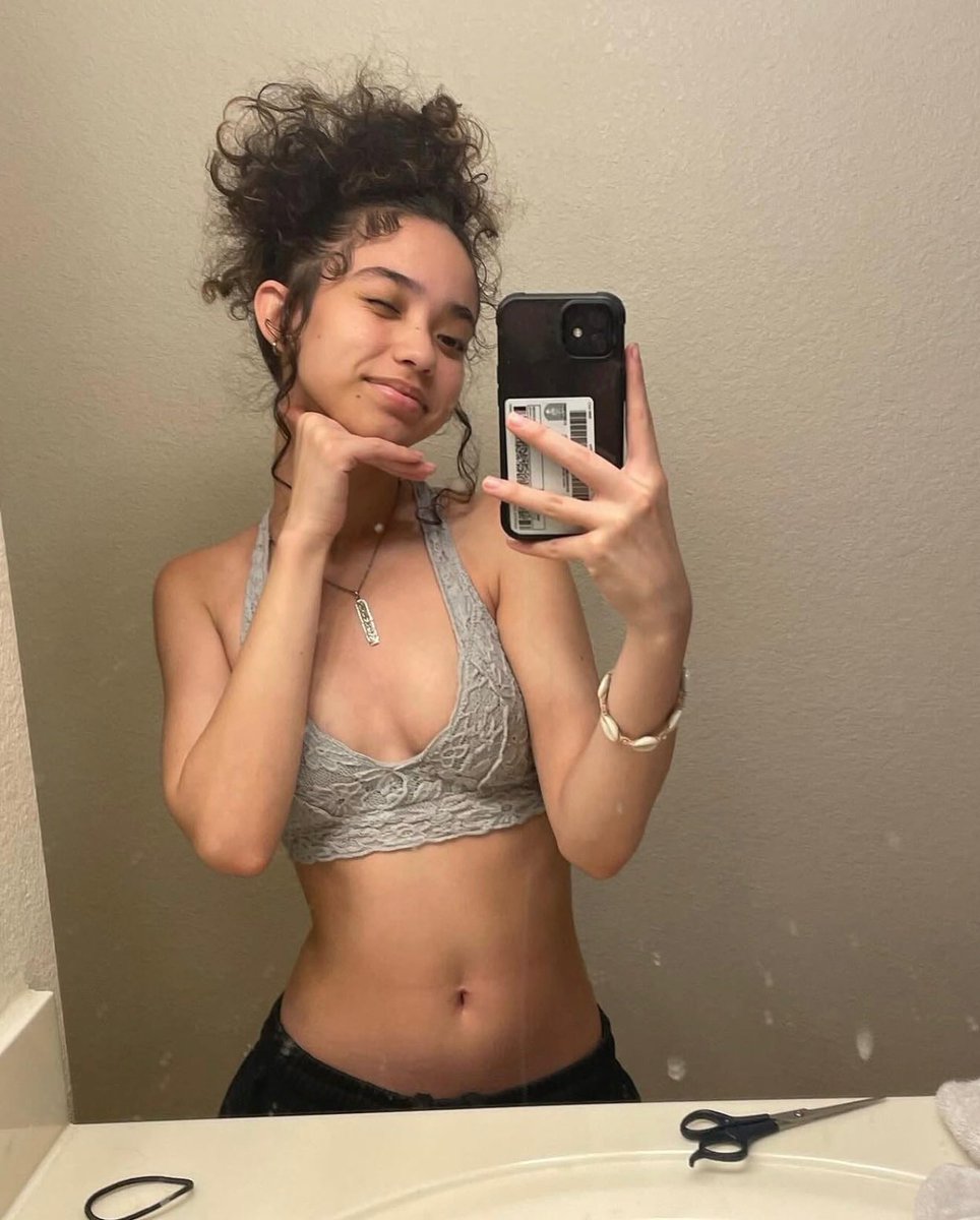 Itssangeliicaa's tweet photo. Describe me in 1 word https://t.co/mQj1P7uS7L