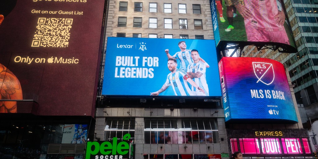 lexarmemory's tweet photo. We made it to Times Square🗽✨

Now that this chapter has wrapped, it's time to gear up for the next one. Whether you're shooting the action or documenting your own story, Lexar has the speed and storage to keep up.

What's your next big moment? 

📸 @quentinmui.photos https://t.co/RU4VxlA2db