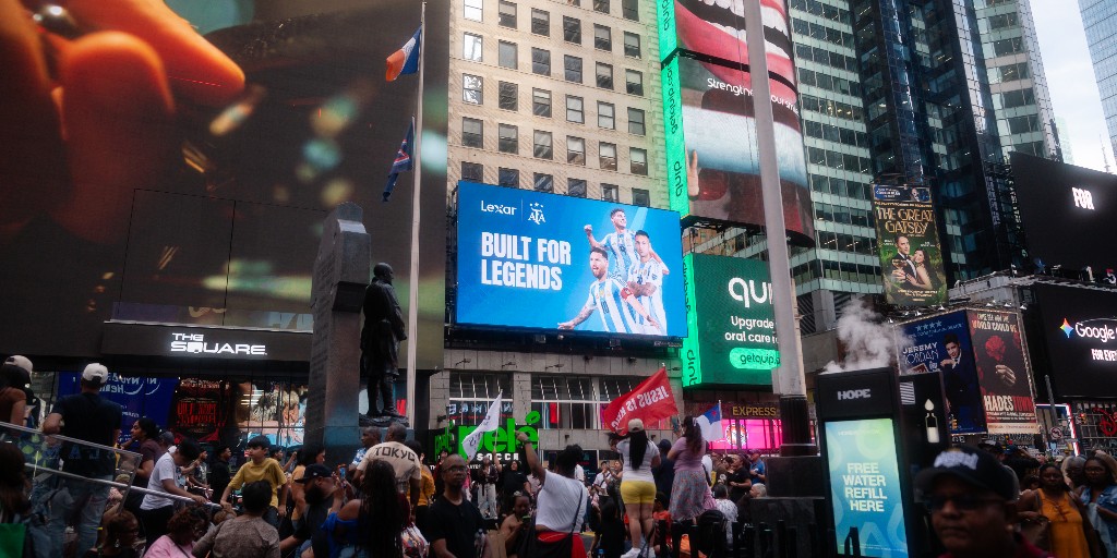 lexarmemory's tweet photo. We made it to Times Square🗽✨

Now that this chapter has wrapped, it's time to gear up for the next one. Whether you're shooting the action or documenting your own story, Lexar has the speed and storage to keep up.

What's your next big moment? 

📸 @quentinmui.photos https://t.co/RU4VxlA2db