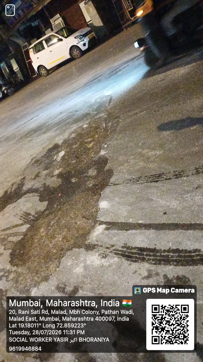 YASIR_BHORANIYA's tweet photo. Malad East rani satti marg road DNA HOSPITAL K BAJU le mont tower k main gate k samne yeh POTHOLE hai..@mybmc https://t.co/GUkV77L6D1