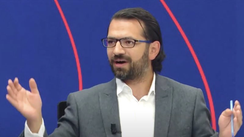 sokakkedisitv's tweet photo. 🗣️ Hacı Yakışıklı (CHP’li belediyelerin Yeni Parti’ye geçişleri hakkında):

“Bu geçişler, Yeni Parti’nin cazibe merkezi olduğu için değil. İkiye yarılan bir partinin geçişi olarak görüyorum.

Partinin ismi ‘Yeni’ ama geçenlerin tamamı eski CHP belediye başkanları. Yeni bir geçiş olmadığının altını çizeyim.”