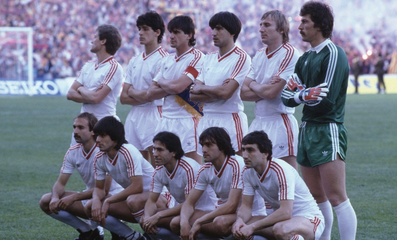 mauriciojornal_'s tweet photo. Em 1986, o Steaua Bucareste foi campeão da Champions League em cima do Barcelona.

A partida terminou 0x0 e foi para as penalidades, quando o goleiro do Steaua defendeu os QUATRO PÊNALTIS do Barça.

Mas, afinal, quem estava nesse time histórico?

Segue o fio! https://t.co/ogwgucO1a1