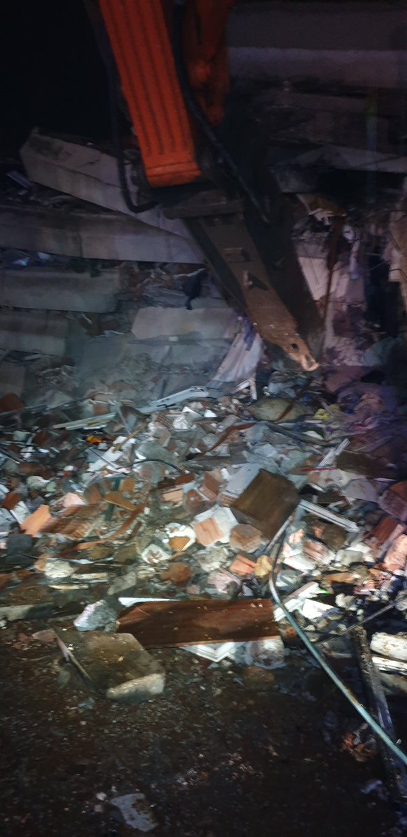VolkanOkcuoglu's tweet photo. Deprem sürecinde Devlet neler yaptı bilmek isteyenler aslında kolayca görebilirler...

Bu fotoğrafların tamamı kendi telefonumdan çekilmişti..

Ilk iki fotoğraf son iki fotoğrafın yeni hali, bunları @csbgovtr yaptı...

Tanıyanlar bilirler depremin ilk gecesi bölgeye varmıştık...

Aylarca bölgede kaldık sonrasında yıllarca iletişimimiz devam etti, bu değişimlerin Hepsi benim gözlerimin önünde oldu ve hepsi telefonumda gün gün kayıtlı...

Böyle bir enkazı kolay kolay bir devlet kaldıramazdı...