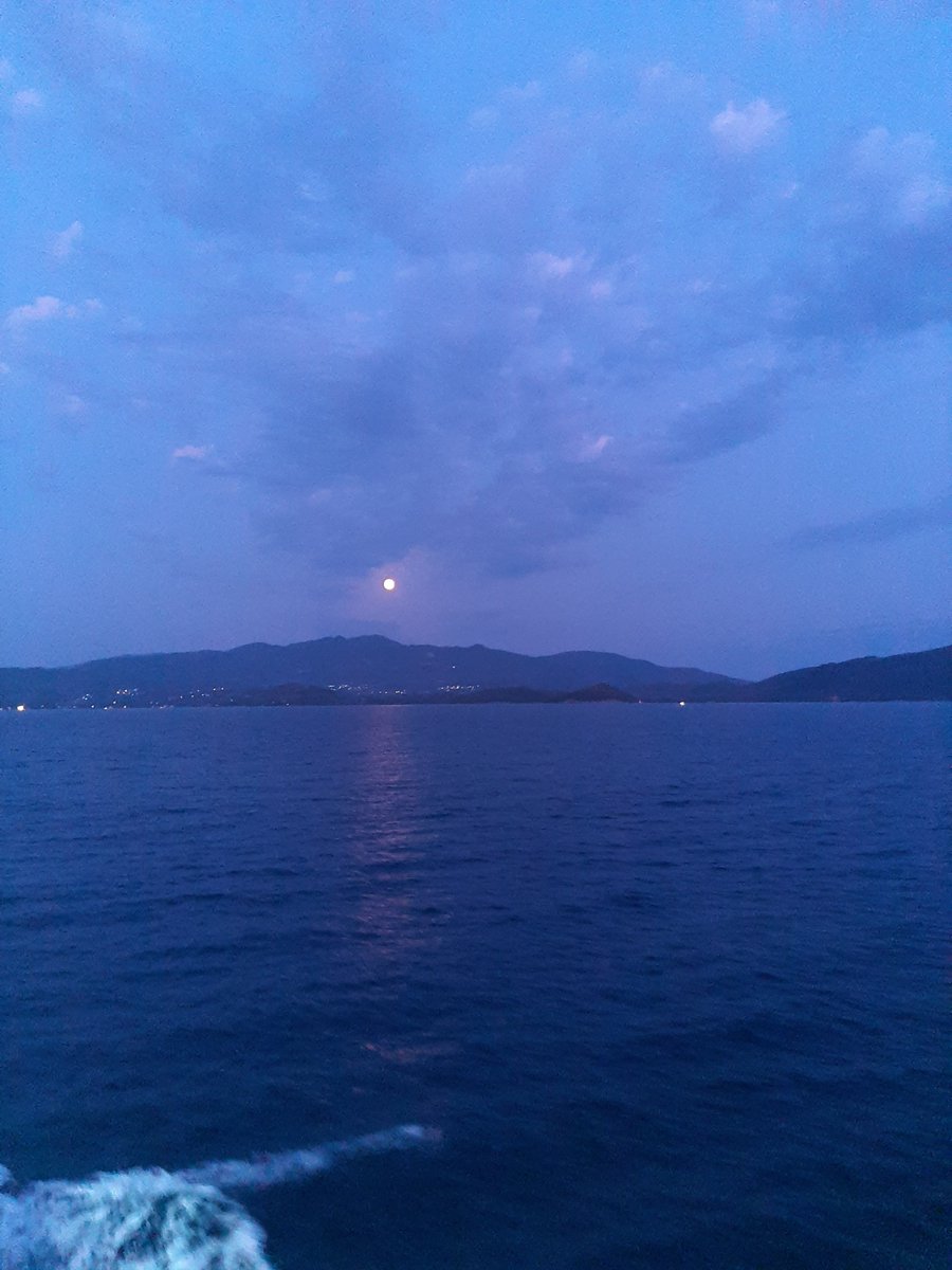 Sakis0208's tweet photo. Από την μια μεριά το ηλιοβασίλεμα και από την άλλη το φεγγάρι https://t.co/gmqk4B08Sw