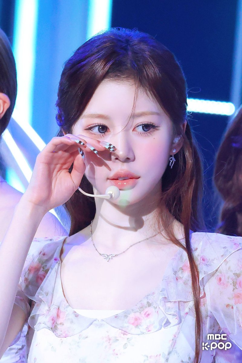 dailyhyerin's tweet photo. She’s ethereal 
#HYERIN #정혜린 #tripleS #트리플에스 https://t.co/YvAkhXfWMe