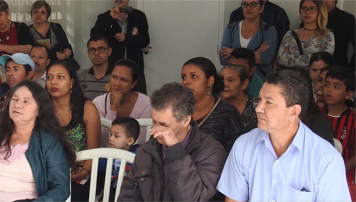 DrMisogenesAlt's tweet photo. Pra quem não conhece, favelado ganhou apartamento num dos locais mais importantes comercialmente da cidade. E dá uma olhada na cara da turma durante a entrega: é evidente que é tudo paraíba. https://t.co/XVzfZb1teQ