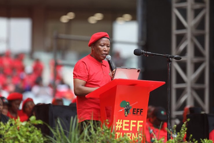 TheLegalSA's tweet photo. #PhalaPhalaFarmGate Update:

"The Executive, Legislature and Judiciary are at war because of an unethical skollie.

Cyril Ramaphosa is making a mockery of our entire system of governance"- @PlutonicFire, political analyst.

@ZungulaVuyo secures support⬇️

https://t.co/ADFhpaW9FY https://t.co/pGWBL0J2Zy