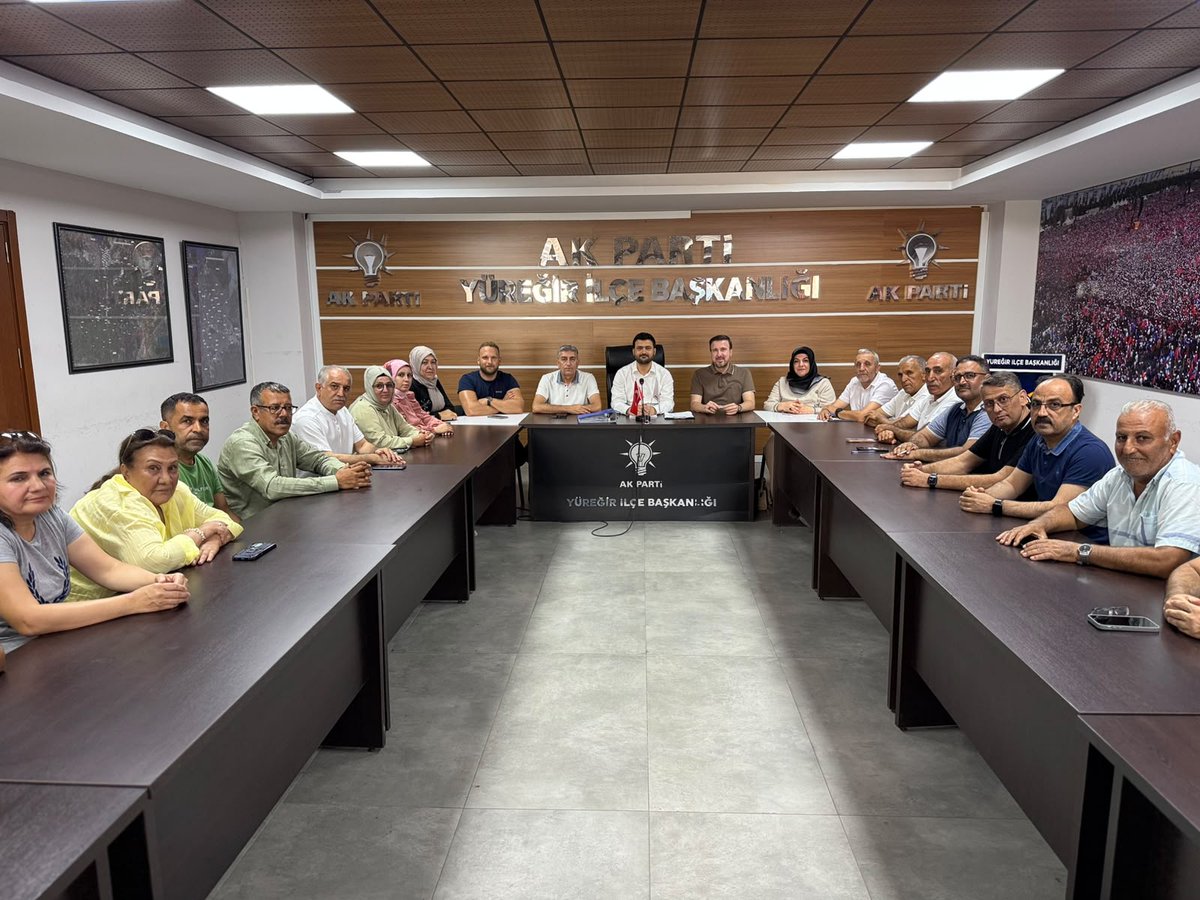 akpartiyuregir's tweet photo. 📍 Yüreğir İlçe Başkanlığı

İlçe Başkanımız Sn. Murat Kılınç'ın başkanlığında, Büyükşehir Belediye Meclis Üyemiz Sn. Yaşar Turan'ın katılımıyla haftalık Yönetim Kurulu Toplantımızı gerçekleştirdik.

Toplantımızda teşkilat çalışmalarımızı değerlendirerek, mahallelerimizde yürütülen faaliyetler ile önümüzdeki dönemde hayata geçirilecek programlar üzerine istişarelerde bulunduk.

Türkiye Yüzyılı hedefleri doğrultusunda, güçlü teşkilat anlayışımızla Yüreğir'imiz için birlik ve beraberlik içerisinde azim ve kararlılıkla çalışmaya devam ediyoruz.

@omerrcelik @abuyukgumus @yahyacelik_ @ozmehmetemin @ftmyurduseven @abdullahdogru01 @KaramikSunay @farukaytek @muratkkilinc @akpartiadanail