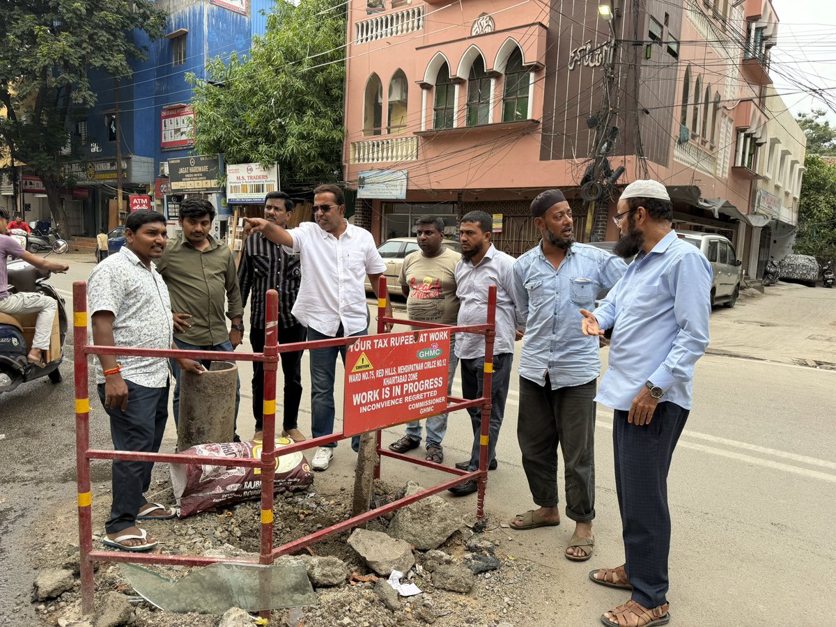 ZafarCorporator's tweet photo. #Upon #Receiving #complaints of #swerage Issue in Aghapura,
On the Instructions of @aimim_national #President @asadowaisi sb & @Md_MajidHussain sb,
O along with Primary Unit Presidents & HMWSSB Manager Rambabu inspected Swerage lane for maintenance at Aghapura Mallepally Div.. https://t.co/ro44TtLu9f