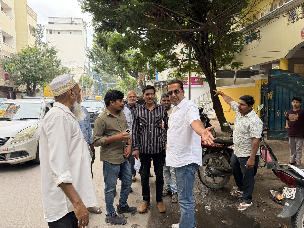 ZafarCorporator's tweet photo. #Upon #Receiving #complaints of #swerage Issue in Aghapura,
On the Instructions of @aimim_national #President @asadowaisi sb & @Md_MajidHussain sb,
O along with Primary Unit Presidents & HMWSSB Manager Rambabu inspected Swerage lane for maintenance at Aghapura Mallepally Div.. https://t.co/ro44TtLu9f
