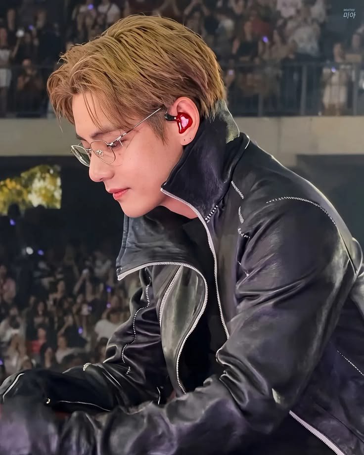 WithLotsOf_Love's tweet photo. Oops, I almost forgot to tell you something🤦🏻

Today I was cleaning out the deepest corners of my heart... and guess who I found there? You!!  

Tell me honestly...
What are you doing in there?😏 👀

#WithLotsOf_Love
#Kimtaehyung https://t.co/8fWTDM6YGB