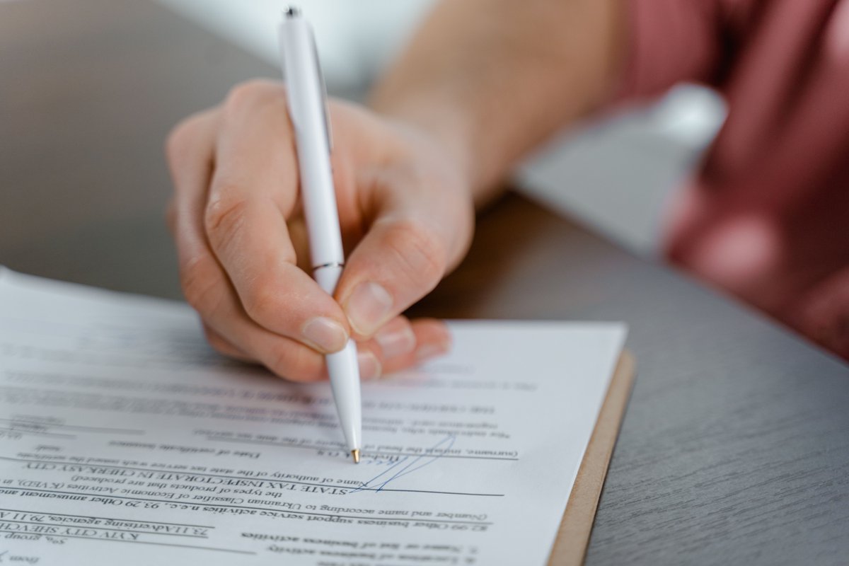 KeathleyLaw's tweet photo. #ProTip: A clear contract helps set expectations before work begins. Well-prepared agreements can help businesses define responsibilities, payment terms, deadlines, and other important details before misunderstandings arise. https://t.co/1sm0V7xKVS