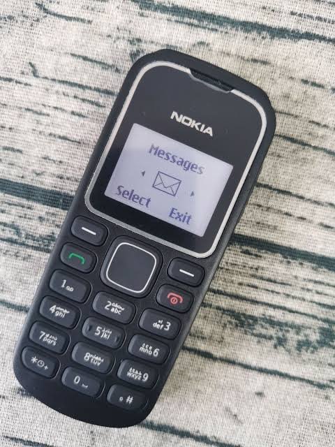 Femiii0100's tweet photo. Na this phone be legend sha 😂💔 https://t.co/yhORPqjzuR