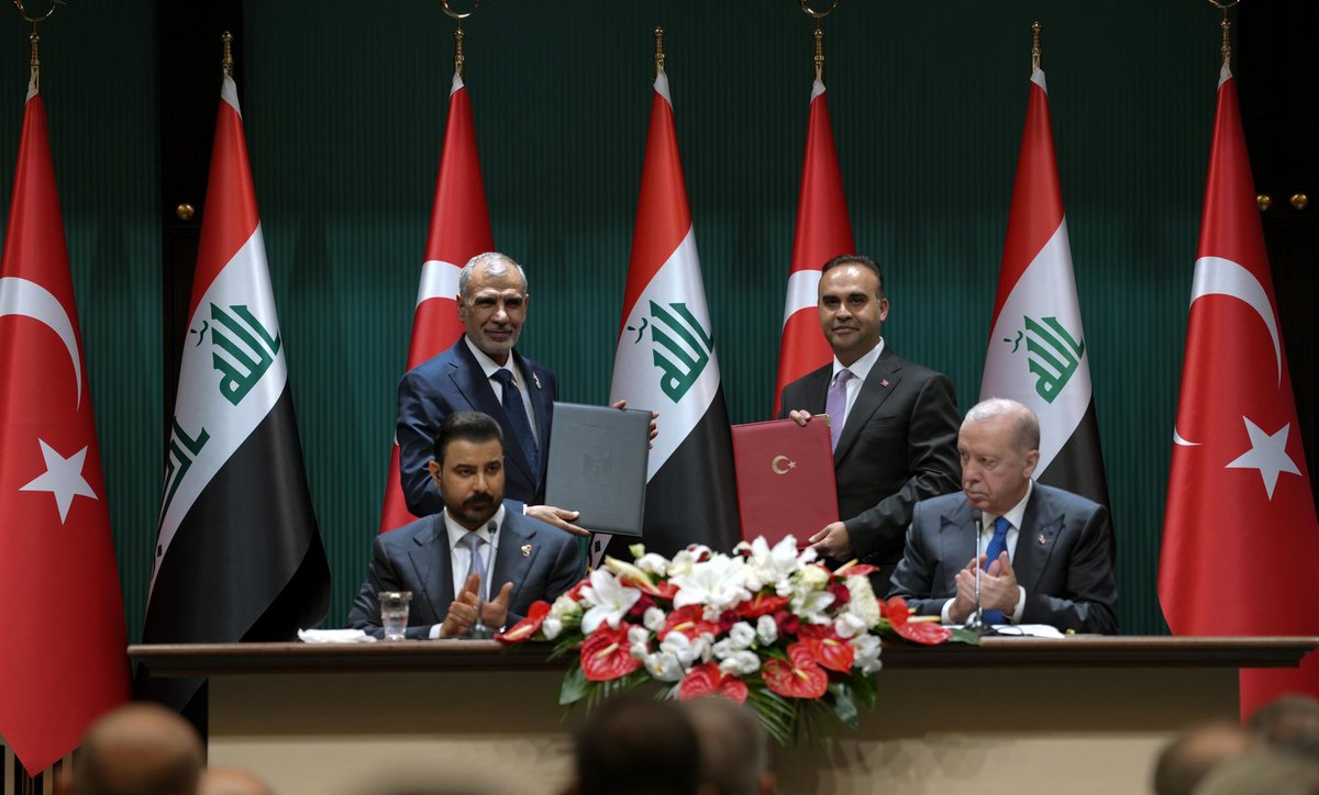 IraqiPMO's tweet photo. رعى رئيس مجلس الوزراء السيد علي فالح الزيدي، والرئيس التركي السيد رجب طيب أردوغان، في العاصمة التركية أنقرة، اليوم الثلاثاء، مراسم التوقيع على ثلاث مذكرات للتفاهم في مجالات متعددة، وهي كالآتي:

■ مذكرة تفاهم للتعاون في مجال الملكية الصناعية بين وزارة التخطيط العراقية، ووزارة الصناعة والتكنولوجيا التركية.

■ مذكرة تفاهم للتعاون في مجال التدريب الأكاديمي بين كلية الشرطة العراقية، ورئاسة أكاديمية الشرطة التركية.

■ ملحق لمذكرة التفاهم الخاصة بالتعاون في مجالي الشباب والرياضة بين وزارتي الشباب والرياضة لكلا البلدين.