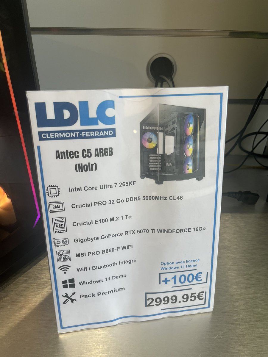 Sofwone's tweet photo. @sieur_pc Les frr svp jai besoin d’aide c’est normal ca coute se prix le vendeur ma dis la carte graphique coute 1500€ ????? Je my connais vrm pas pc jai une ps5 pro que je veux remplacer par un pc mais la vu led composants ca me donne pas du tout envie a se prix https://t.co/5f36W5RttF