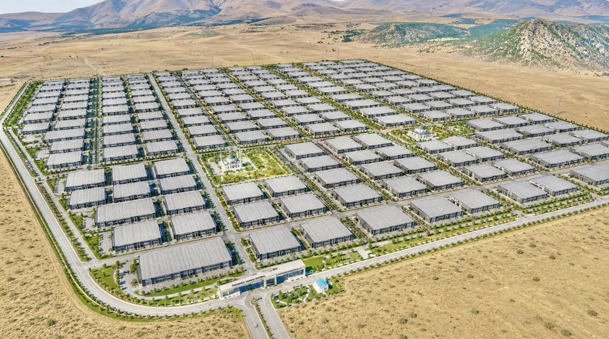 T_Bedirhanoglu's tweet photo. #Bitlis’imize Dev Sanayi Yatırımı 🏭

İlimizin Sanayi altyapısında önemli bir eser olan ve 660 Milyon Bedelle yatırım programına aldırdığımız;

✅İkinci Organize Sanayi Bölgemizde 

yapılan çalışmaları yerinde incelendik. 

İmar ve altyapı çalışmalarının tamamlanmasına müteakip önümüzdeki yıl faaliyete başlayacak olan 128 Hektar alana kurulacak ve 130 fabrikanın faaliyette bulunacağı ikinci organize sanayi bölgemizin ilimiz sanayicilerine hayırlı olmasını temenni ediyorum.