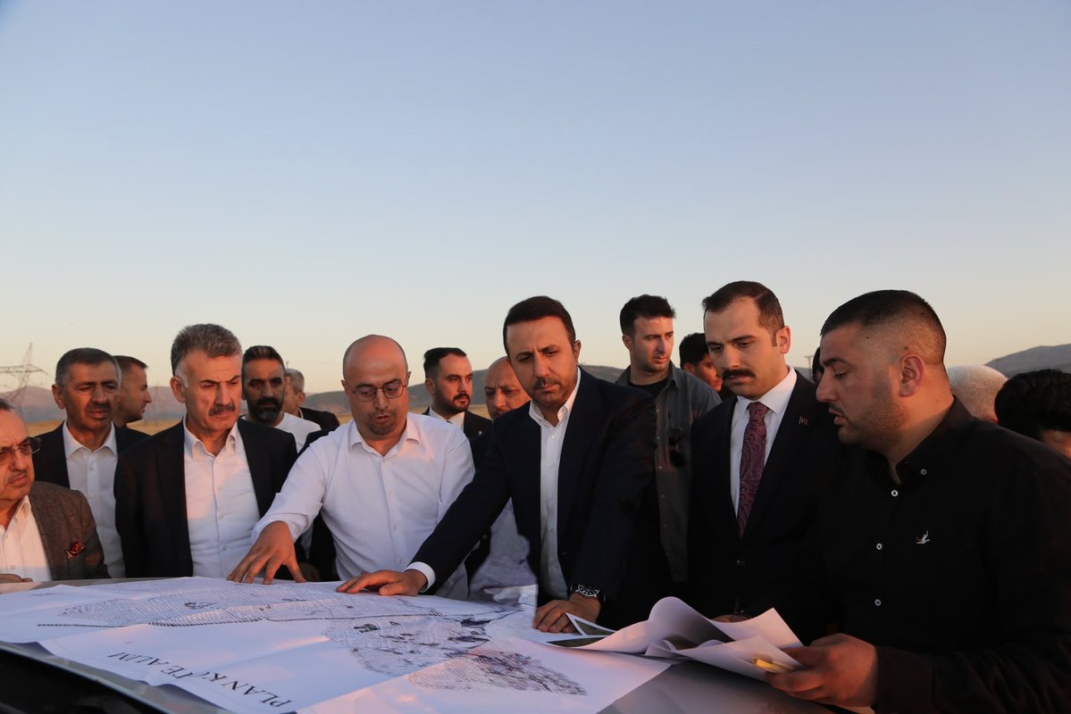 T_Bedirhanoglu's tweet photo. #Bitlis’imize Dev Sanayi Yatırımı 🏭

İlimizin Sanayi altyapısında önemli bir eser olan ve 660 Milyon Bedelle yatırım programına aldırdığımız;

✅İkinci Organize Sanayi Bölgemizde 

yapılan çalışmaları yerinde incelendik. 

İmar ve altyapı çalışmalarının tamamlanmasına müteakip önümüzdeki yıl faaliyete başlayacak olan 128 Hektar alana kurulacak ve 130 fabrikanın faaliyette bulunacağı ikinci organize sanayi bölgemizin ilimiz sanayicilerine hayırlı olmasını temenni ediyorum.