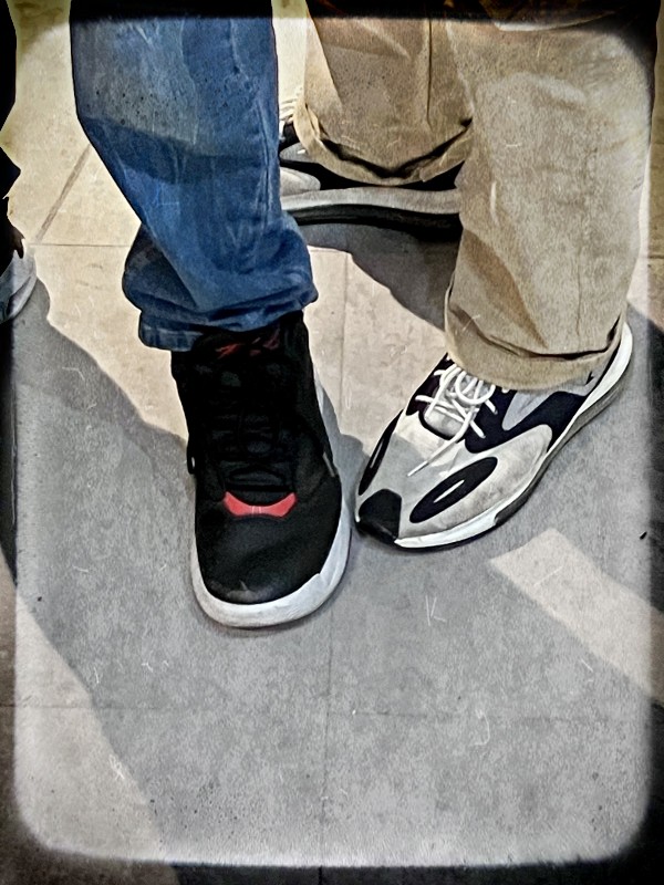 7wini3afak's tweet photo. Guys wearing #sneakers #BlueSkySawItFirst🦋 https://t.co/5IVwHtRcve
