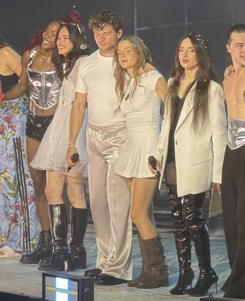 kinoukfans's tweet photo. Anouk et Théo tellement sous l’émotion après cette ultime date, ils vont trop nous manquer 🥺❤️✨ #StarAcademy #StarAcadmeyTour #StarAcTour

Photos : @Melinee13 https://t.co/VcdeB7SbHp