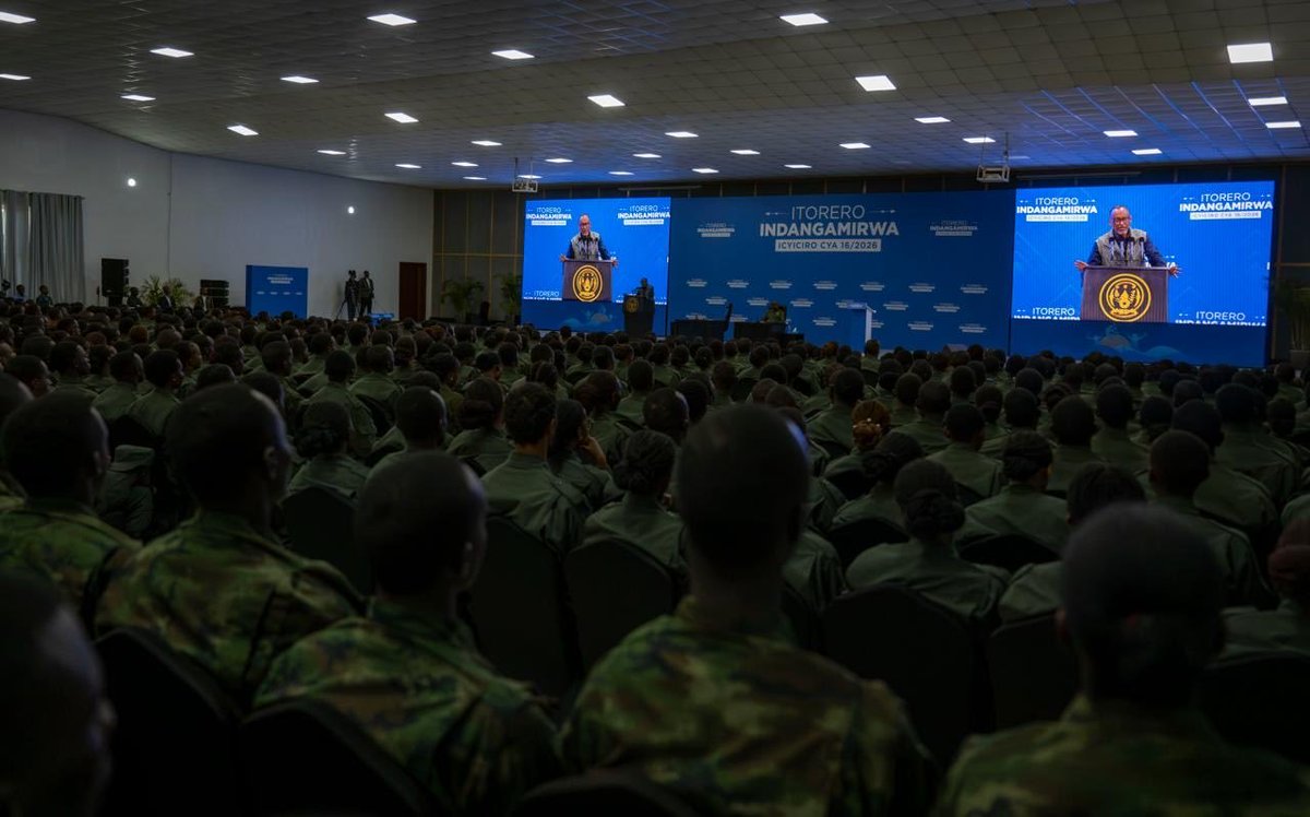Jadisdesire's tweet photo. Ibi nabyo ngo bibarya ahantu kubona Umubyeyi aganira n'abana be bahuje urugwiro 🤣🤣 uwanga u Rwanda yayobye by'iteka 🤌

🇷🇼Urubyiruko dufitanye Igihango n'Inkotanyi...✍️ https://t.co/m09jbOulHH