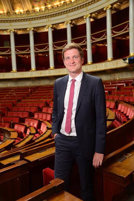 alainpaulweber's tweet photo. Ces clowns au pouvoir depuis quarante ans n’ont plus le droit de nous faire la leçon.

Ils s’appellent Attal, Philippe, Copé, Bertrand, Villepin, Rodwell, Wauquiez, les macronistes, les Républicains, les socialistes. Ils se succèdent, se recyclent, se relookent, se renvoient mutuellement la balle, et depuis quarante ans ils tiennent les manettes. 

Quarante ans. Une génération entière. Et le bilan est là, sous nos yeux, massif, indéniable, humiliant.
La dette publique a explosé. Le chômage de masse s’est installé comme une fatalité. L’industrie a été démantelée. L’école a été détruite. La sécurité s’est évaporée dans des zones où l’État a purement et simplement capitulé. L’immigration non contrôlée a transformé des quartiers entiers. Le pouvoir d’achat a été grignoté année après année. 

Et pendant ce temps, eux, ils ont continué à se passer le ballon, à se coopter, à se protéger, à se reconvertir en consultants, en conférenciers, en éditorialistes, en prétendus « sages » de la République.

Et maintenant, ils nous font la morale.
Ils nous expliquent, le visage grave, la voix posée, qu’ils savent ce qu’il faut faire. Que les autres sont des irresponsables, des populistes, des dangereux. Que seuls eux détiennent la compétence, la mesure, le sens de l’État. Qu’il faut leur confier à nouveau les clés parce que… parce que sinon ce serait la catastrophe. 

Comme si la catastrophe n’était pas déjà là. Comme s’ils n’en étaient pas les principaux architectes.
C’est d’un cynisme absolu.
Ces gens ont gouverné. Ils ont eu tous les pouvoirs. Ils ont eu le Parlement, l’Élysée, Matignon, les ministères, les médias complaisants, les hauts fonctionnaires acquis, les grandes écoles qui leur fournissaient les cadres. 

Ils n’ont manqué de rien. Et ils ont échoué. Pas un peu. Pas partiellement. Structurellement. Durablement. Et au lieu de tirer leur révérence dans le silence de la dignité, ils se dressent encore, le doigt levé, pour nous expliquer que nous sommes trop bêtes pour comprendre et trop irresponsables pour choisir autre chose.

Ils nous prennent pour des imbéciles.
Ils croient vraiment que les Français n’ont pas de mémoire. Qu’on a oublié les promesses non tenues, les « y a qu’à » qui n’ont jamais abouti, les réformes purement cosmétiques, les mensonges en bande organisée, les renoncements systématiques dès que le coût politique devenait trop élevé. 

Ils croient qu’on va encore voter pour eux parce qu’ils ont le costume bien coupé, le verbe policé et le carnet d’adresses des plateaux télé.
C’est fini.
On ne doit plus rien à ces gens. Ni respect, ni indulgences, ni voix. Ils ont eu leur chance. Quarante ans de chance. Ils l’ont utilisée pour se maintenir, se protéger, s’enrichir symboliquement et parfois matériellement, pendant que le pays s’enfonçait. 

Aujourd’hui, leur seule offre, c’est « votez pour nous sinon les méchants arrivent ». Comme si eux n’avaient pas déjà fait le travail des méchants : affaiblir l’État, diviser la société, appauvrir les classes moyennes, et transformer la politique en un entre-soi de professionnels du recyclage.

Ces clowns ne sont pas des sauveurs. Ce sont les responsables. Et le plus insupportable, c’est qu’ils continuent à faire comme si de rien n’était, comme si leur bilan n’existait pas, comme si la parole publique était encore un outil de persuasion et non un instrument de mépris.

Il n’y a plus de leçons à recevoir de leur part. Il n’y a plus de crédit à leur accorder. Il n’y a plus de raison de les croire capables de réparer ce qu’ils ont eux-mêmes cassé.

Ils ont conduit le pays dans le mur en chantant. Maintenant ils veulent nous expliquer qu’ils sont les seuls à savoir freiner. C’est non. C’est définitivement non.